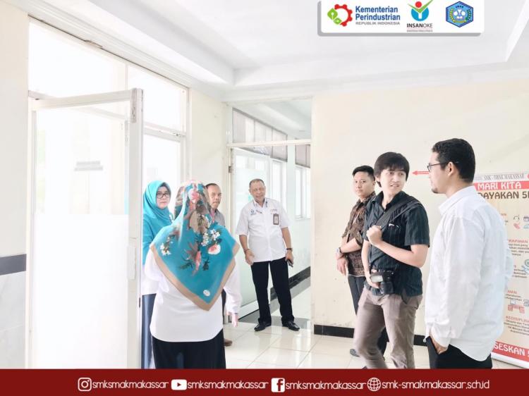 {SMK SMAK Makassar} : Kegiatan peliputan proses PBM SMAK Makassar oleh Biro Humas Kemenperin